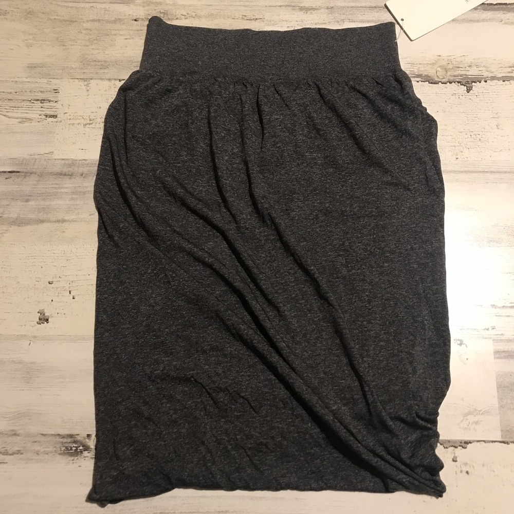 SALE! 8 MEDIUM LULULEMON WORK OR CASUAL SKIRT GRAY
